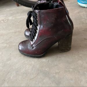 Steve Madden, Short maroon booties